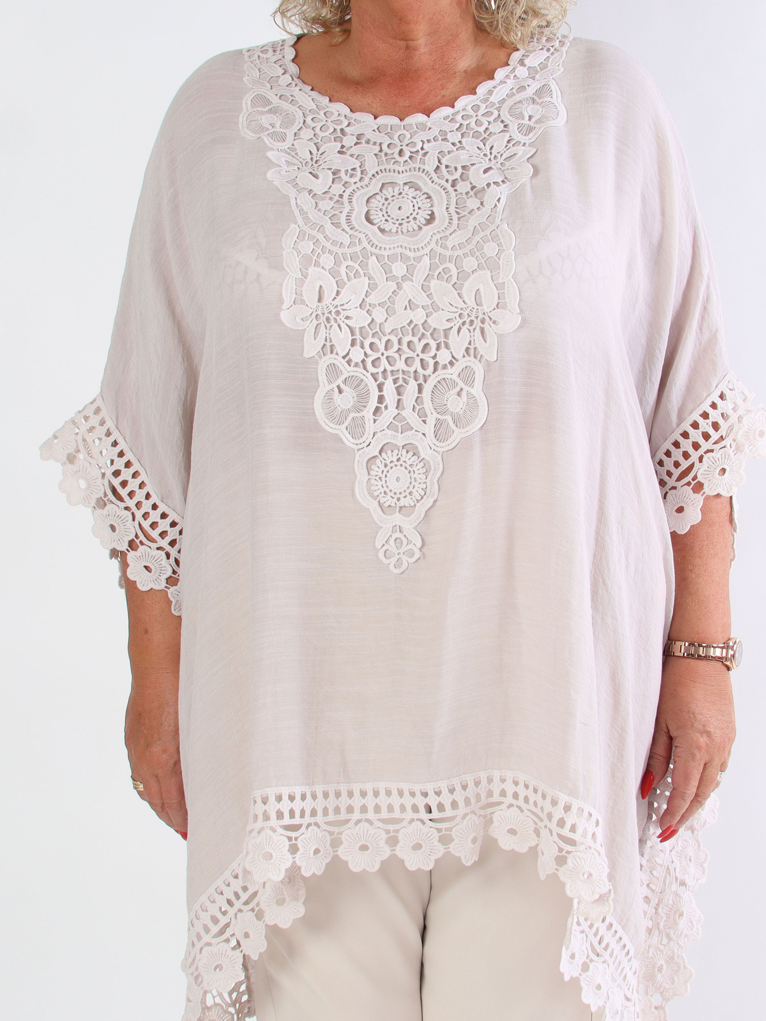 Elena - Blød plus size tunika i bomuld med fine broderinger